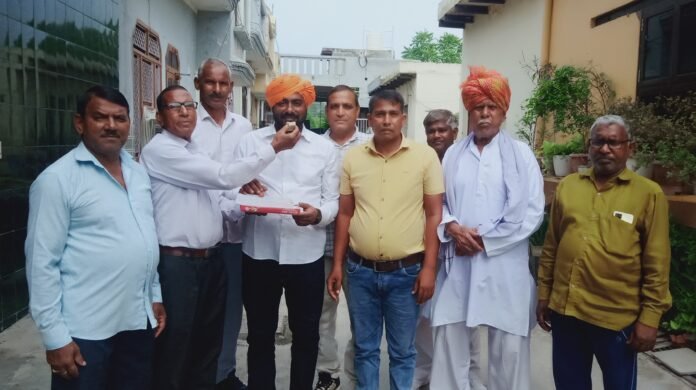 नगर निगम के लिए नॉमिनेटेड पार्षद जसवंत सैनी का बुधवार को गांव अटाली सैनी समाज द्वारा पगड़ी बांधकर एवं मिठाई खिलाकर स्वागत किया।