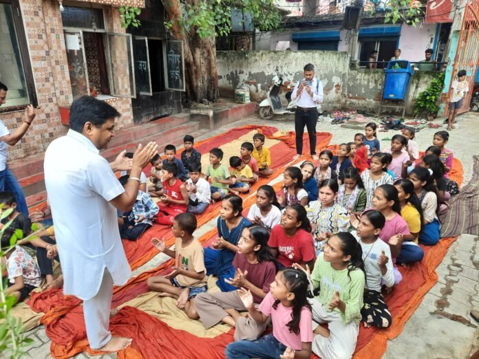सेवा भारती द्वारा संचालित बाल संस्कार केंद्र में वार्षिक सेवा दर्शन कार्यक्रम