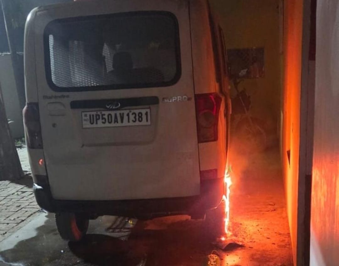 जीयनपुर में स्कूल वैन में लगाई आग, सीसीटीवी में कैद हुई घटना