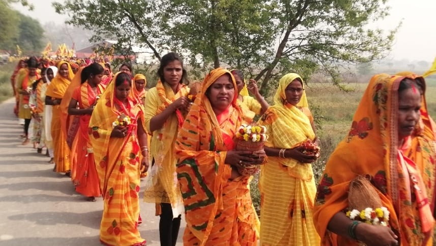 आज़मगढ़ जिला के तमसा नदी के तट पर कलश शोभायात्रा पहुंची जहां से मन्त्रो चार के द्वारा जल कलश में भरकर वापस मंडप स्थल पर पहुंचकर कलश को स्थापित किया