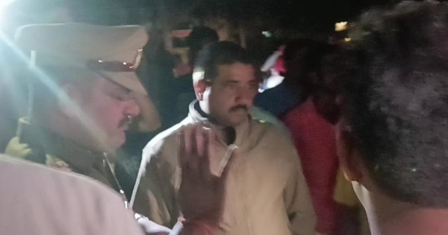 अजमतगढ़ और अज्ञात पर सड़क जाम कर प्रशासन के विरुद्ध नारेबाजी करते हुए जान से मारने की धमकी देने का आरोप लगाया जिस पर जीयनपुर पुलिस ने धारा 189/2, 352, 351/3, 132,127 भारतीय न्याय संहिता के तहत मुकदमा