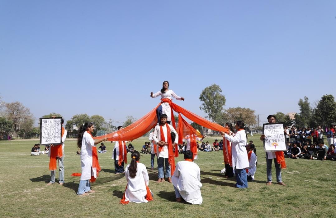 सत्युग दर्शन संस्थान के विद्यार्थियों ने नुक्कड़ नाटक के जरिए दिया ‘नारी शक्ति’ का संदेश