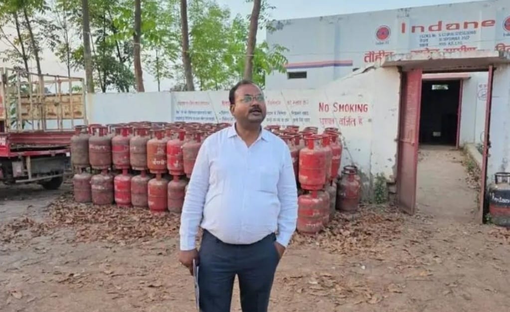 आज़मगढ़ जिले के बनकट स्थित तौहीद इण्डेन गैस एजेंसी को प्रशासन द्वारा 16 मार्च को बिना ओटीपी के गैस सिलेंडर बाँट देने और 642 सिलेंडर गोदाम से गायब होने को लेकर प्रशासन ने एजेंसी को सील