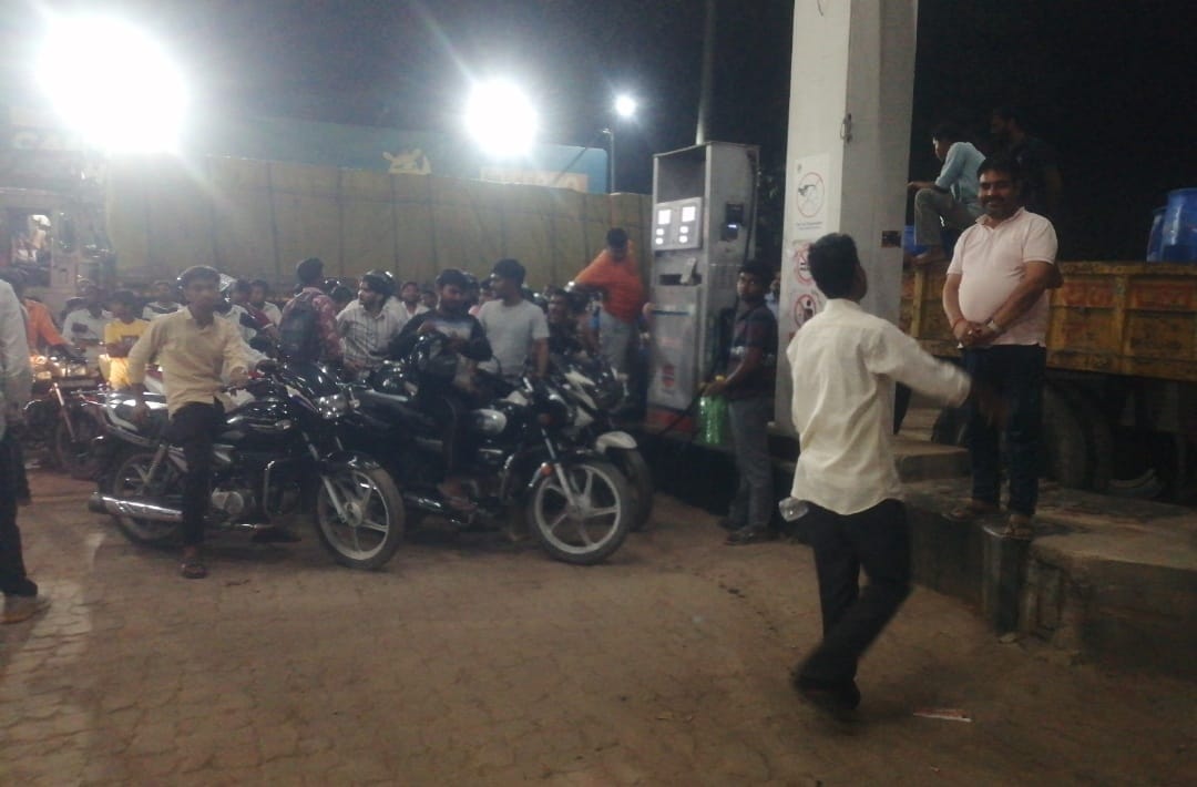 आज़मगढ़ जिले के जीयनपुर,खालिसपुर,मौलानापुर गौदारी,बाघालिस,अजमतगढ़,दाउदपुर,जमसर सात पेट्रोल पंपों पर पेट्रोल-डीजल की लहरों के बीच अफवाहों का दौर शुरू हो गया