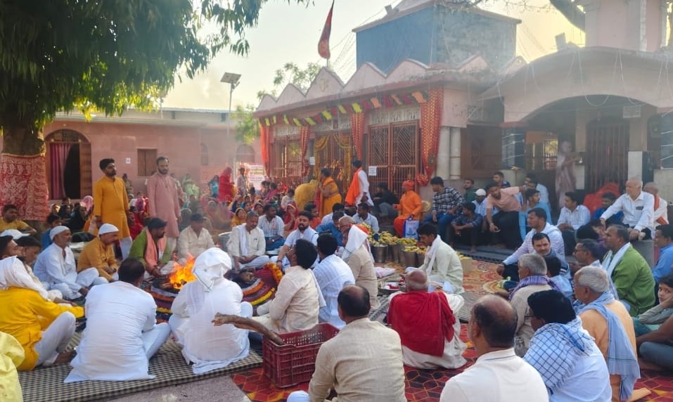 UP आजमगढ़ सगड़ी तहसील क्षेत्र के चन्नाराम मां कालिका मंदिर पर नवरात्र के आठवें दिन आदिशक्ति माता के स्वरूप की विधि-विधान से पूजा-अर्चना की गई