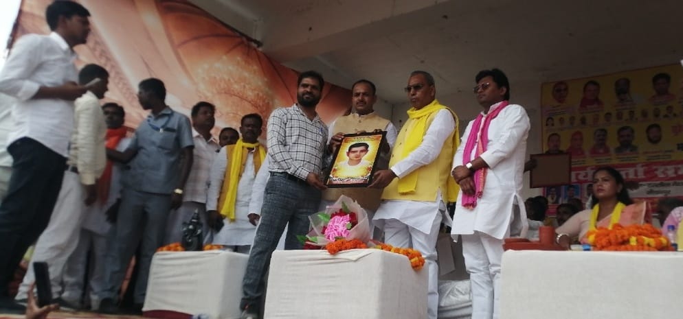 अजमतगढ़ के अध्यक्ष विपिन कुमार प्रजापति, कोषाध्यक्ष दिवाकर यदुवंशी और मंत्री रंजीत शर्मा ने भागीदारी पार्टी के कार्यकर्ता सम्मेलन में आए मंत्री ओमप्रकाश राजभर को शिक्षा का अधिकार अधिनियम 2009 के लागू होने से पूर्व नियुक्त शिक्षकों को टी ई टी अनिवार्यता से मुक्त करने का ज्ञापन सौंपा।