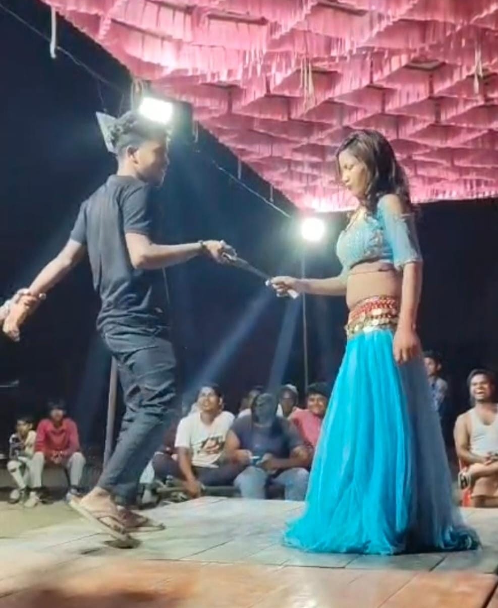 UP आज़मगढ़ जिले के जीयनपुर कोतवाली क्षेत्र में शादी समारोह के दौरान असलहा लहराने का वीडियो सामने आया है। प्रभारी जीयनपुर को जांच के निर्देश दिए गए