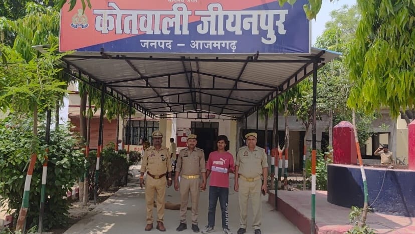 UP आज़मगढ़ जिले के अवैध तमंचा लेकर डांस की वीडियो वायरल हुई जिस पर उच्च अधिकारियों के निर्देश पर संज्ञान में लेकर जीयनपुर पुलिस ने मुकदमा दर्ज