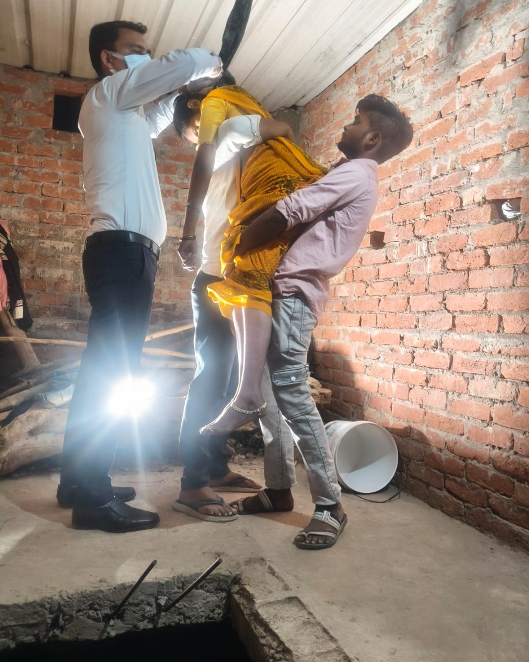 UP आज़मगढ़ रविवार को शाम लगभग 5:00 बजे पत्नी रीना देवी 24 वर्ष ने किराए के मकान में करकट के घर में रस्सी के सहारे किसी बात को लेकर फांसी लगाकर आत्महत्या