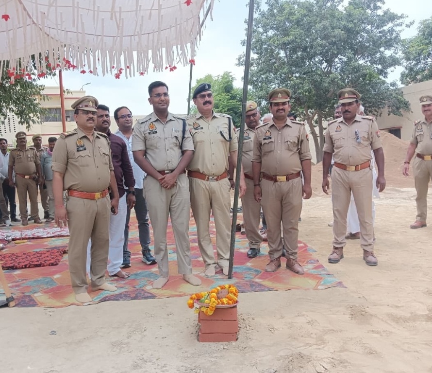 भूमि पूजन कार्यक्रम के उपरांत अपर पुलिस अधीक्षक ग्रामीण द्वारा थाना जीयनपुर का आकस्मिक निरीक्षण