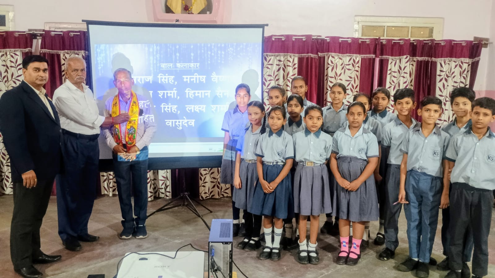 बच्चों को दिखाई “पिता का कर्तव्य” डॉक्यूमेंट्री फिल्म