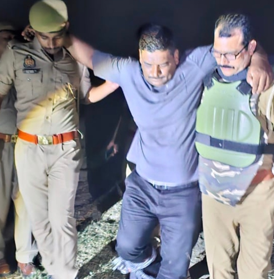 सरायमीर थाना क्षेत्र के राजापुर सिकरौर गांव निवासी चंदा देवी ने शिकायत दर्ज कराई थी कि ठठेरी बाजार के पास दो अज्ञात व्यक्तियों ने उनके पति पर भूत-प्रेत का साया