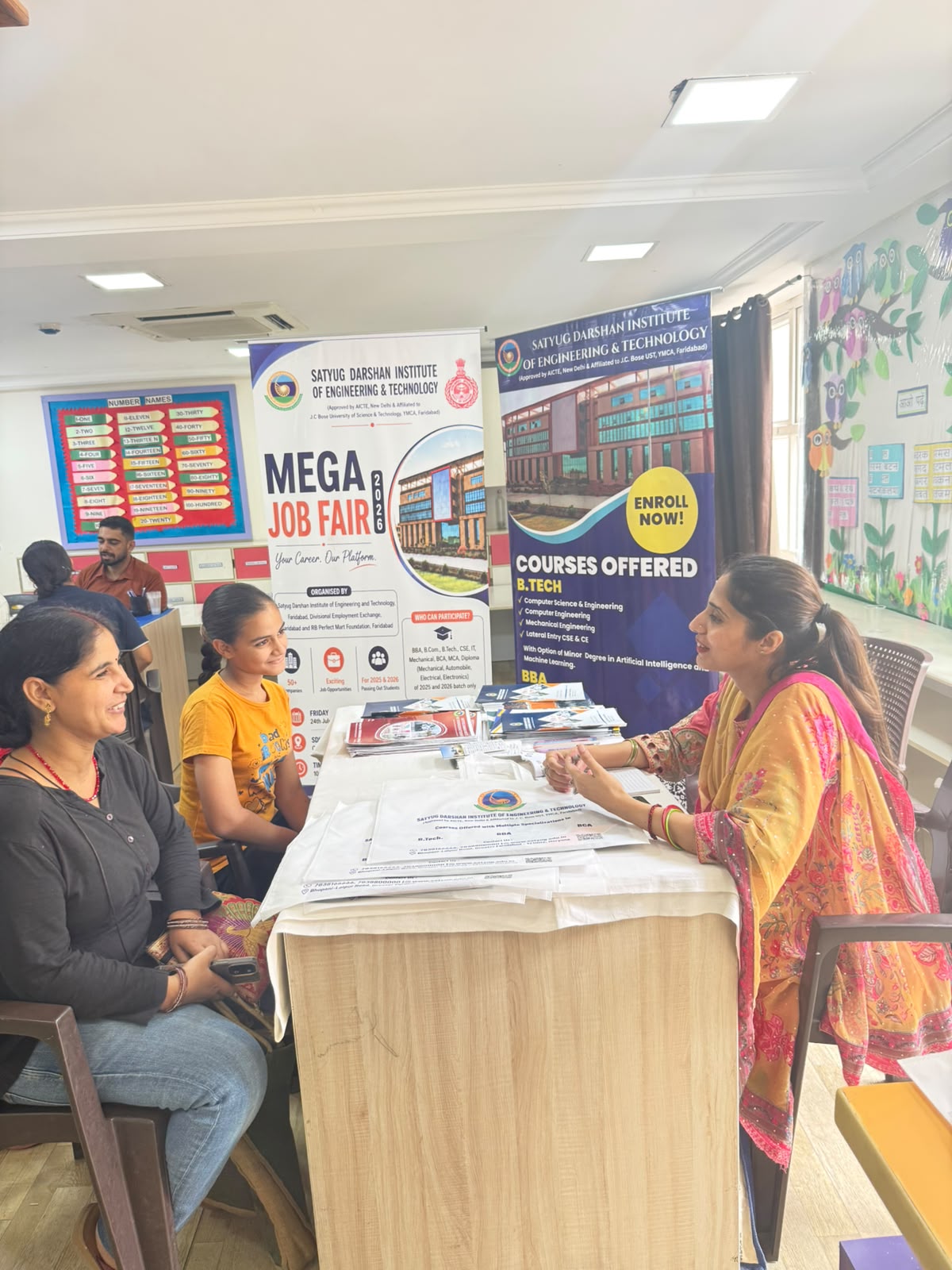 ब्लू एंजेल्स ग्लोबल स्कूल, फरीदाबाद के एजुकेशन फेयर में SDIET ने विद्यार्थियों को दिया करियर मार्गदर्शन