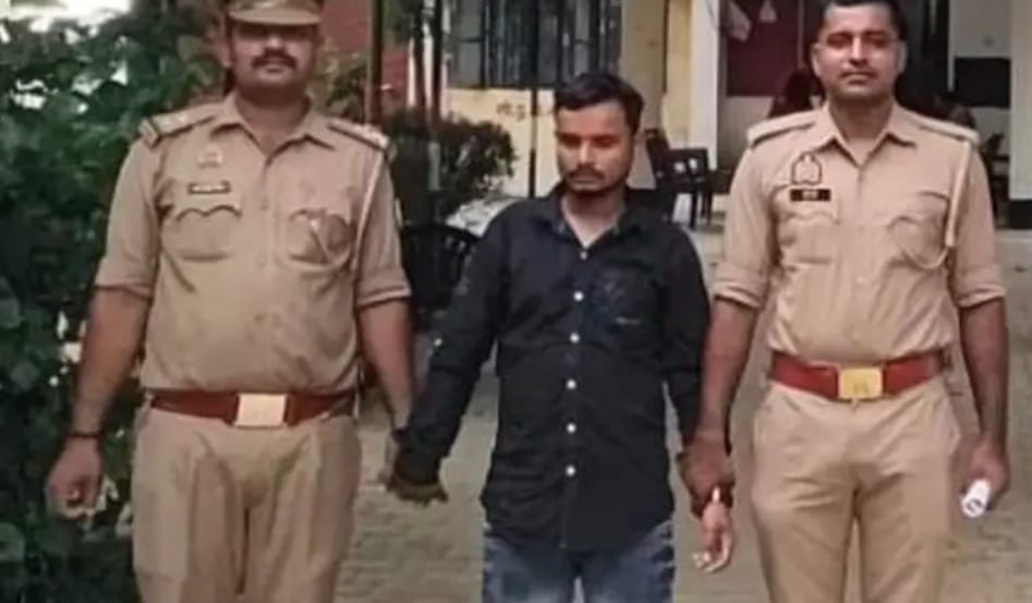 आजमगढ़। जीयनपुर थाना पुलिस ने शादी के लिए दबाव बनाने और मना करने पर मोबाइल टावर पर चढ़कर धमकी देने वाले आरोपी गिरफ्तार