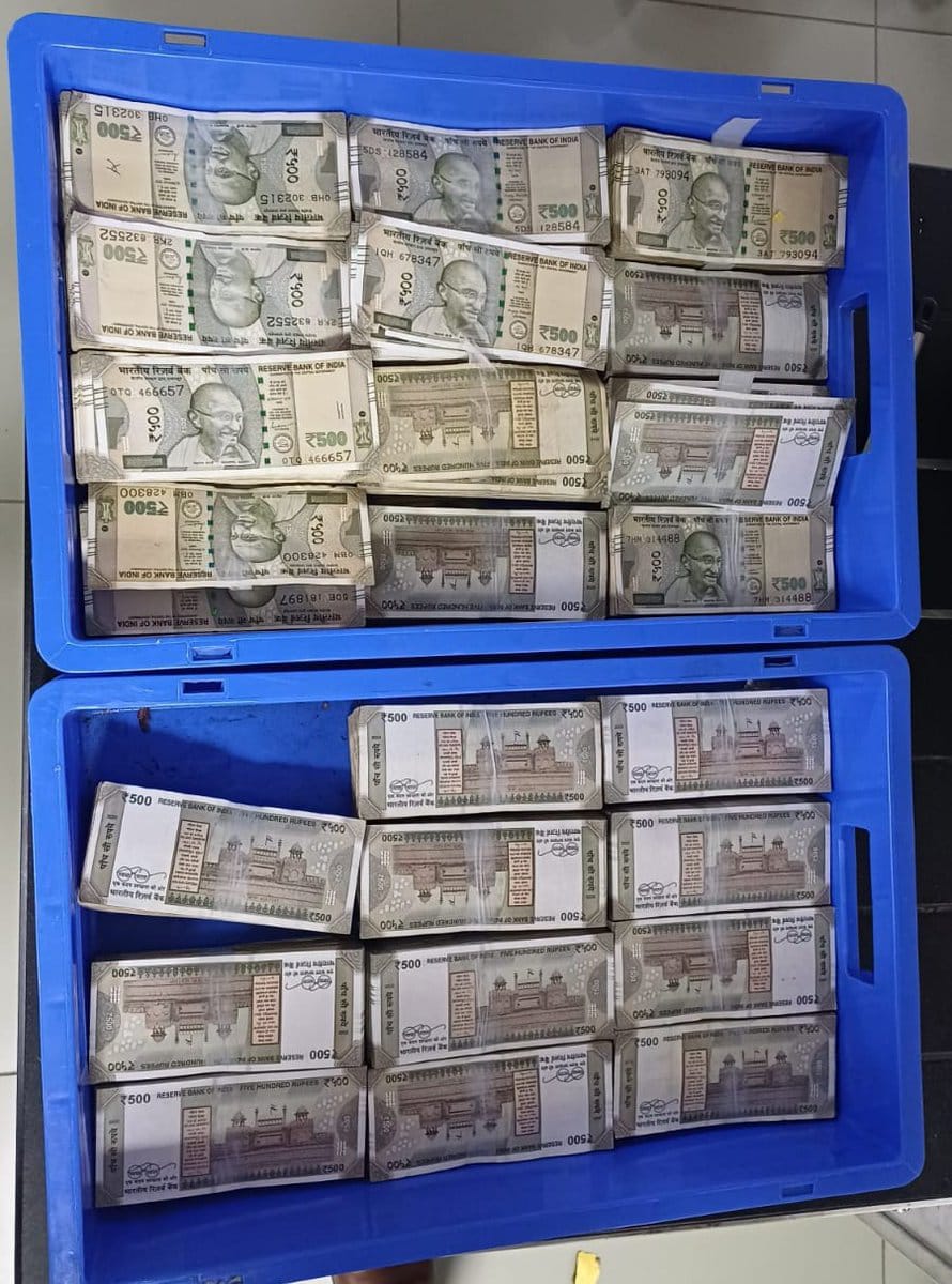 दिल्ली एयरपोर्ट पर CISF की बड़ी कार्रवाई, ₹68.53 लाख की अघोषित नकदी बरामद।