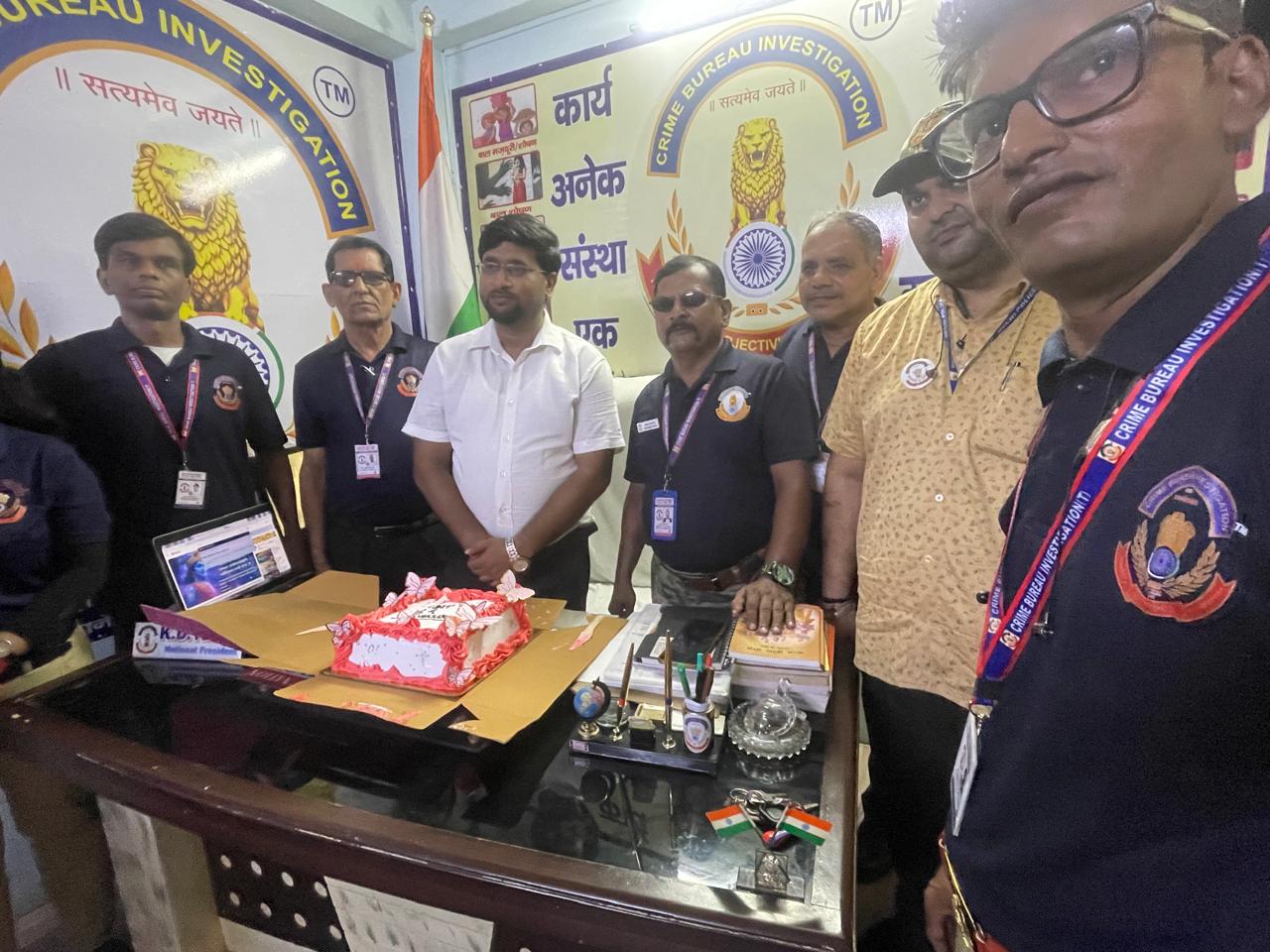क्राइम ब्यूरो इन्वेस्टिगेशन की 6 वीं वर्षगांठ मुख्यालय में धूमधाम से मनाई गई, केक काटकर लिया जनसेवा का संकल्प